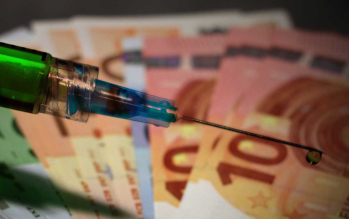 Países ricos iniciam terceira dose em pessoas saudáveis. Ciência e OMS contrariadas